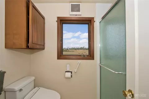 Bath - 22024 SE 416th St, Enumclaw, WA 98022 photo 1 of 2