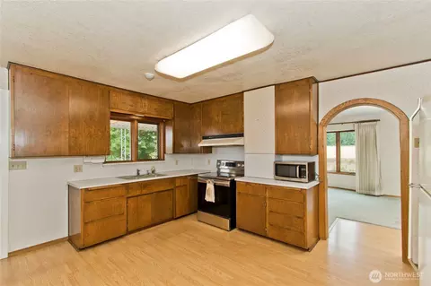 Kitchen - 22024 SE 416th St, Enumclaw, WA 98022 photo 3 of 4