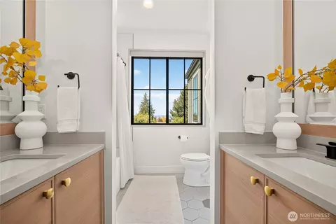 Bath - 4021 W 4023 W Raye St, Seattle, WA 98199 photo 5 of 7