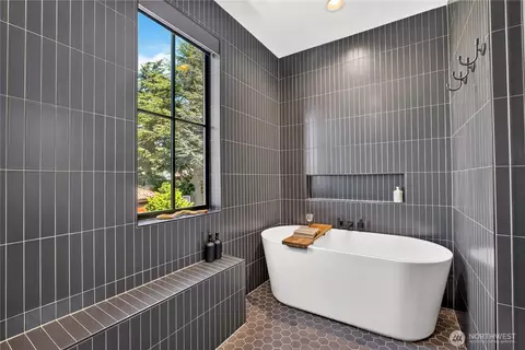 Bath - 4021 W 4023 W Raye St, Seattle, WA 98199 photo 3 of 7