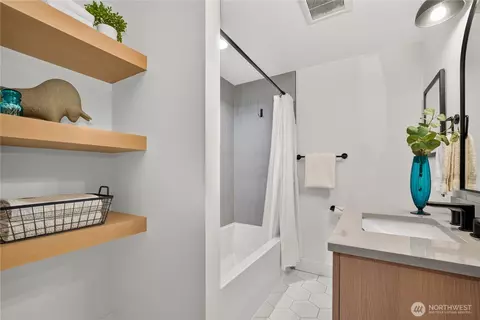 Bath - 4021 W 4023 W Raye St, Seattle, WA 98199 photo 7 of 7