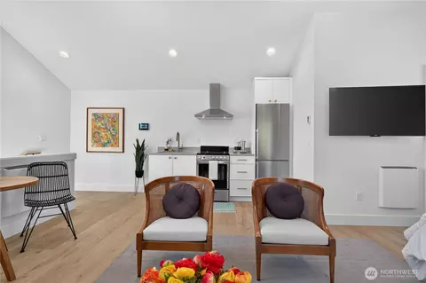 Living - 4021 W 4023 W Raye St, Seattle, WA 98199 photo 4 of 4