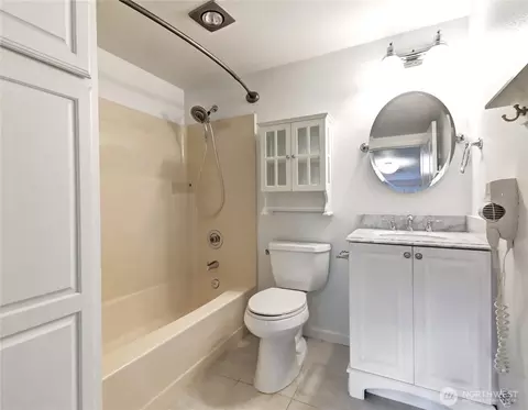 Bath - 9315 36th Ave SE, Everett, WA 98208 photo 3 of 4