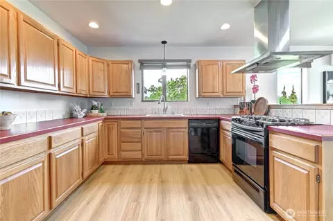 Kitchen - 9315 36th Ave SE, Everett, WA 98208 photo 3 of 4
