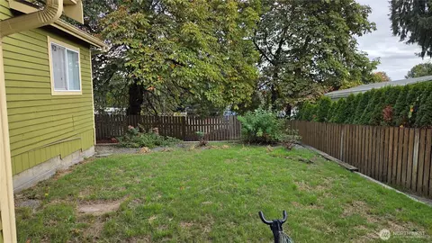 Exterior - 4221 S 3rd Ave, Everett, WA 98203 photo 6 of 6