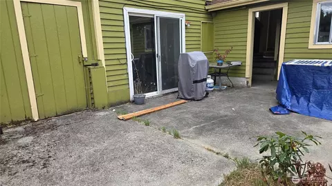 Exterior - 4221 S 3rd Ave, Everett, WA 98203 photo 3 of 6