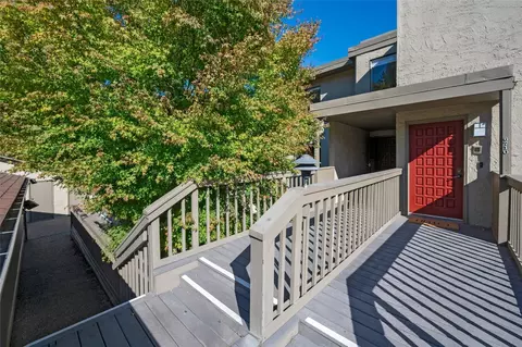 6710 Parkpoint Way NE #E-402, Seattle, WA 98115