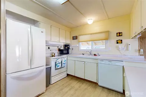 Kitchen - 1341 Brooklyn Dr, Walla Walla, WA 99362 photo 2 of 2