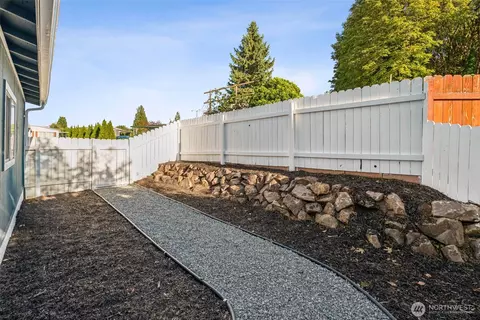 Exterior - 17125 Woodcrest Dr NE, Bothell, WA 98011 photo 8 of 10