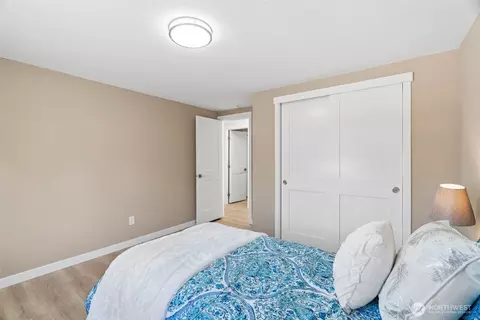 Bedroom - 17125 Woodcrest Dr NE, Bothell, WA 98011 photo 2 of 3
