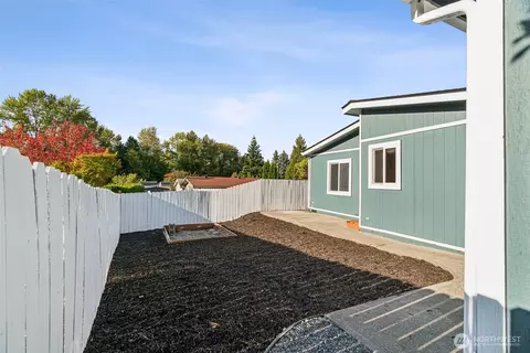 Exterior - 17125 Woodcrest Dr NE, Bothell, WA 98011 photo 7 of 10