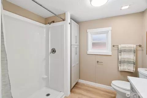 Bath - 17125 Woodcrest Dr NE, Bothell, WA 98011 photo 4 of 4