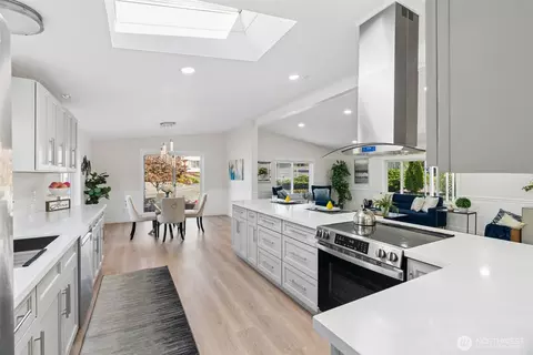 Kitchen - 17125 Woodcrest Dr NE, Bothell, WA 98011 photo 3 of 5