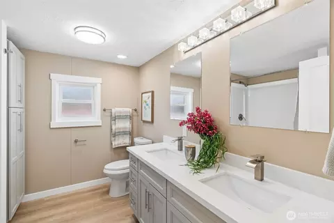 Bath - 17125 Woodcrest Dr NE, Bothell, WA 98011 photo 3 of 4