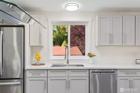 Kitchen - 17125 Woodcrest Dr NE, Bothell, WA 98011 photo 5 of 5