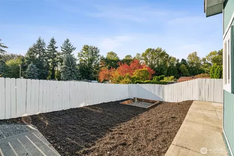 Exterior - 17125 Woodcrest Dr NE, Bothell, WA 98011 photo 5 of 10