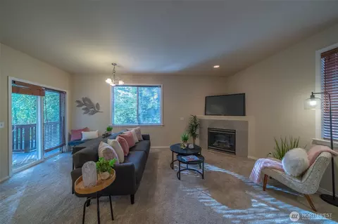 Living - 9212 18th Ave W, Everett, WA 98204 photo 2 of 4
