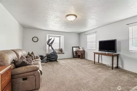 Living - 4714 Pine St, Longview, WA 98632 photo 4 of 4