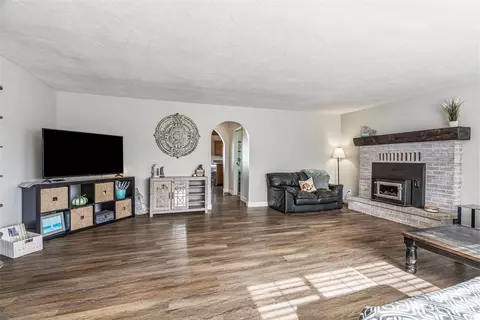 Living - 4714 Pine St, Longview, WA 98632 photo 1 of 4