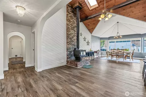 Entry Way - 4714 Pine St, Longview, WA 98632 photo 1 of 3