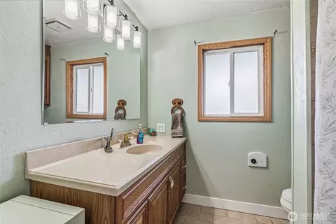 Bath - 4714 Pine St, Longview, WA 98632 photo 1 of 2