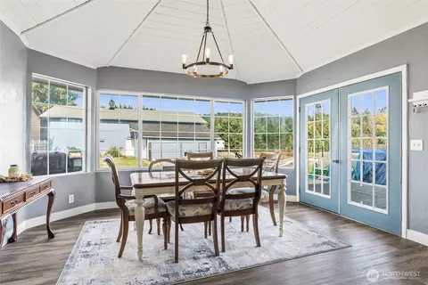 Dining - 4714 Pine St, Longview, WA 98632 photo 1 of 1
