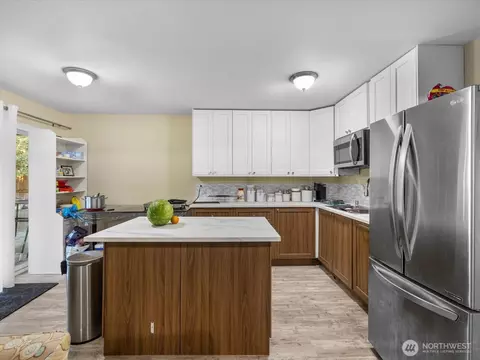 Kitchen - 19310 1st Ave SE, Bothell, WA 98012 photo 2 of 2