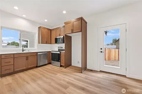 Kitchen - 7018 Wetmore Ave #B, Everett, WA 98203 photo 1 of 2