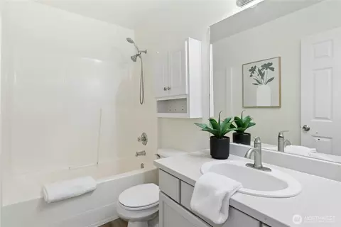 Bath - 14907 47th Dr SE, Everett, WA 98208 photo 2 of 3