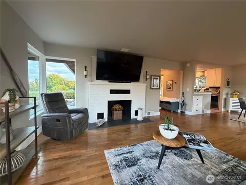 Living - 522 Hawthorne St, Everett, WA 98201 photo 2 of 3