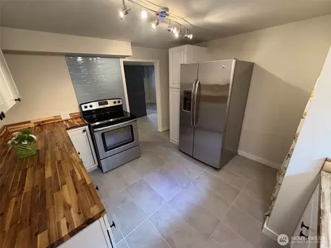 Kitchen - 522 Hawthorne St, Everett, WA 98201 photo 3 of 4