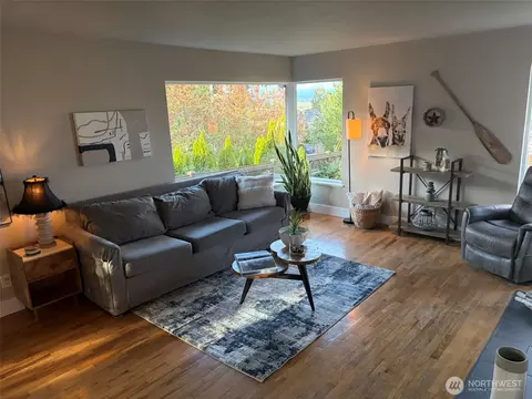 Living - 522 Hawthorne St, Everett, WA 98201 photo 1 of 3