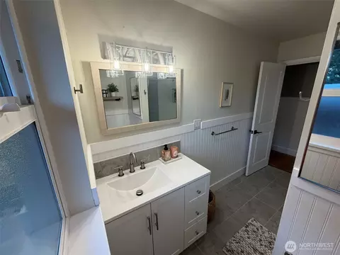 Bath - 522 Hawthorne St, Everett, WA 98201 photo 1 of 4