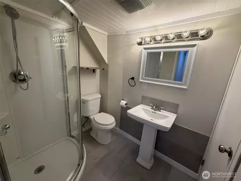 Bath - 522 Hawthorne St, Everett, WA 98201 photo 4 of 4