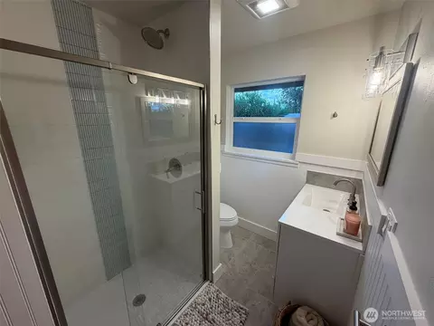 Bath - 522 Hawthorne St, Everett, WA 98201 photo 2 of 4