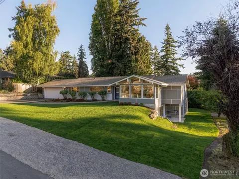 8205 SE 71st St, Mercer Island, WA 98040