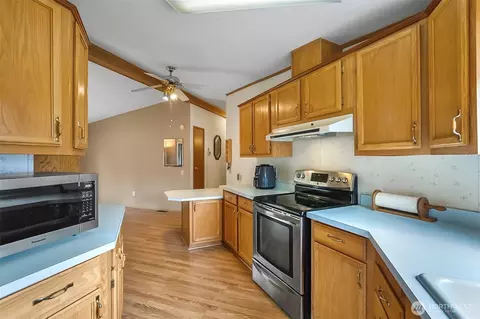 Kitchen - 12500 NE 197th Ct, Bothell, WA 98011 photo 4 of 5