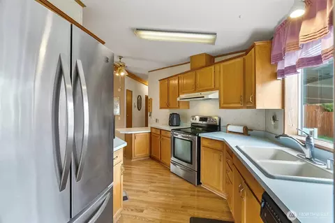Kitchen - 12500 NE 197th Ct, Bothell, WA 98011 photo 5 of 5