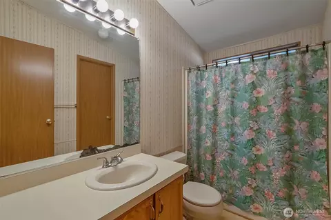 Bath - 12500 NE 197th Ct, Bothell, WA 98011 photo 1 of 2