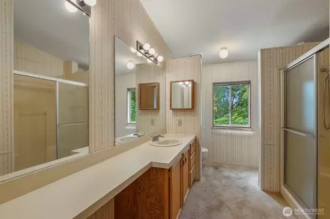 Bath - 12500 NE 197th Ct, Bothell, WA 98011 photo 2 of 2