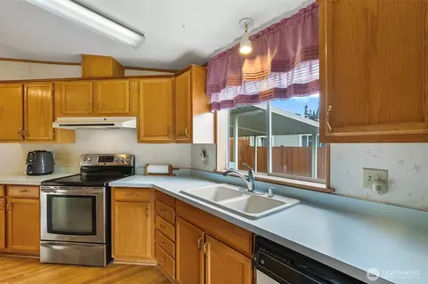 Kitchen - 12500 NE 197th Ct, Bothell, WA 98011 photo 3 of 5