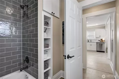 Entry Way - 2320 Mcdougall Ave, Everett, WA 98201 photo 4 of 8