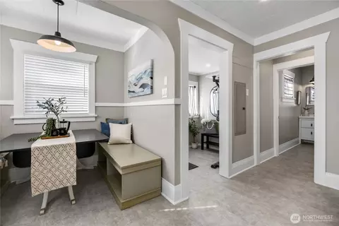 Entry Way - 2320 Mcdougall Ave, Everett, WA 98201 photo 2 of 8