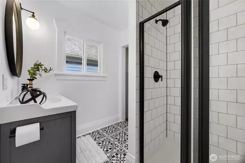 Bath - 2320 Mcdougall Ave, Everett, WA 98201 photo 2 of 4
