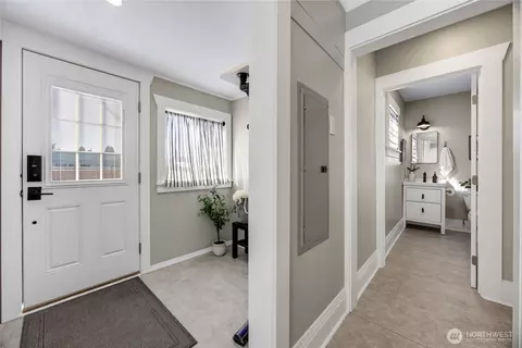 Entry Way - 2320 Mcdougall Ave, Everett, WA 98201 photo 3 of 8