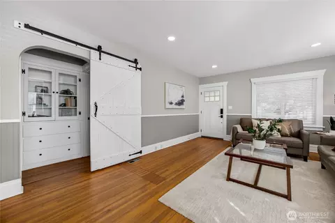 Entry Way - 2320 Mcdougall Ave, Everett, WA 98201 photo 6 of 8