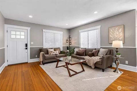 Entry Way - 2320 Mcdougall Ave, Everett, WA 98201 photo 1 of 8