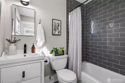 Bath - 2320 Mcdougall Ave, Everett, WA 98201 photo 1 of 4