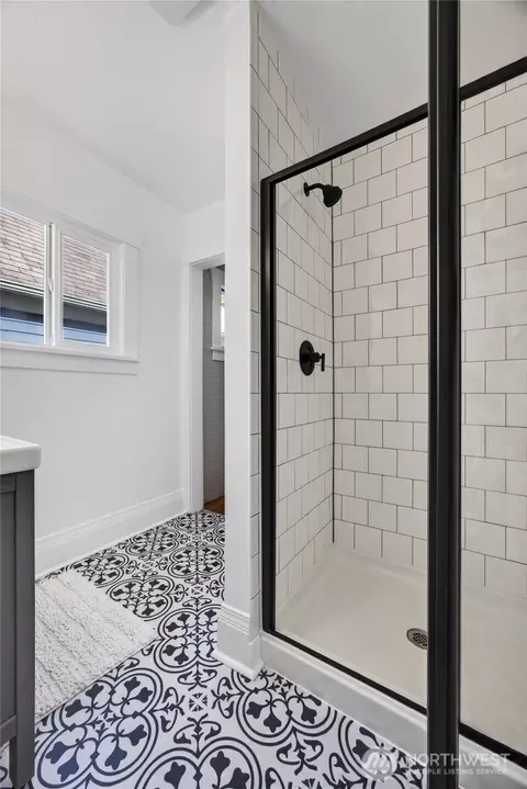 Bath - 2320 Mcdougall Ave, Everett, WA 98201 photo 4 of 4