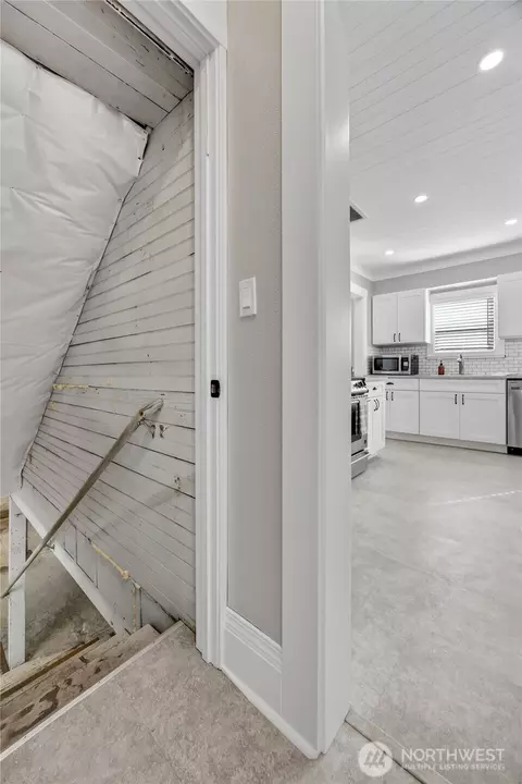 Entry Way - 2320 Mcdougall Ave, Everett, WA 98201 photo 8 of 8